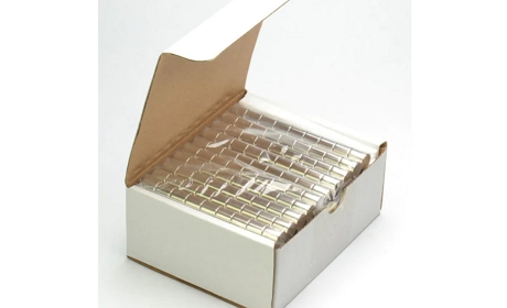 一個常規(guī)燒結(jié)釹鐵硼包裝圖片，釹鐵硼磁鋼產(chǎn)品包在塑料袋內(nèi)，裝在小白盒子中