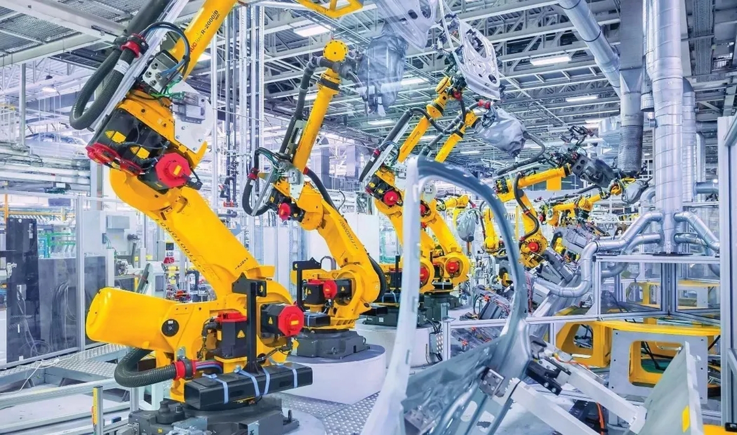 干凈明亮的現(xiàn)代化生產(chǎn)車間內(nèi)，明黃色的機(jī)器人排列整齊工作，表現(xiàn)永磁材料在工業(yè)自動(dòng)化行業(yè)的應(yīng)用